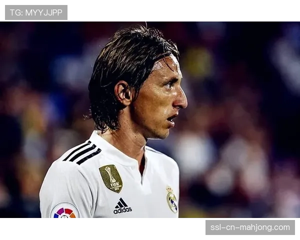 特写:38岁的莫德里奇在皇马训练中,如何指导年轻球员理解中场位置轮转 特写:38岁的莫德里奇在皇马训练中,如何指导年轻球员理解中场位置轮转